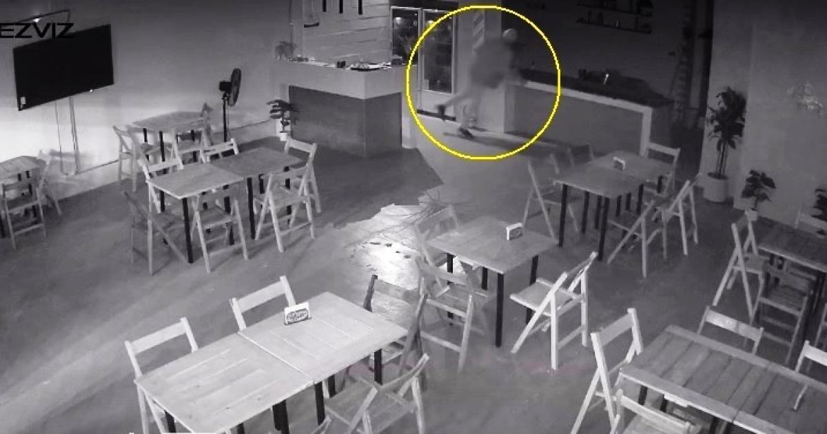 VIDEO Entroacute a una conocida pizzeriacutea del Bordm Tradicioacuten y quedoacute filmado mientras revisaba la caja registradora
