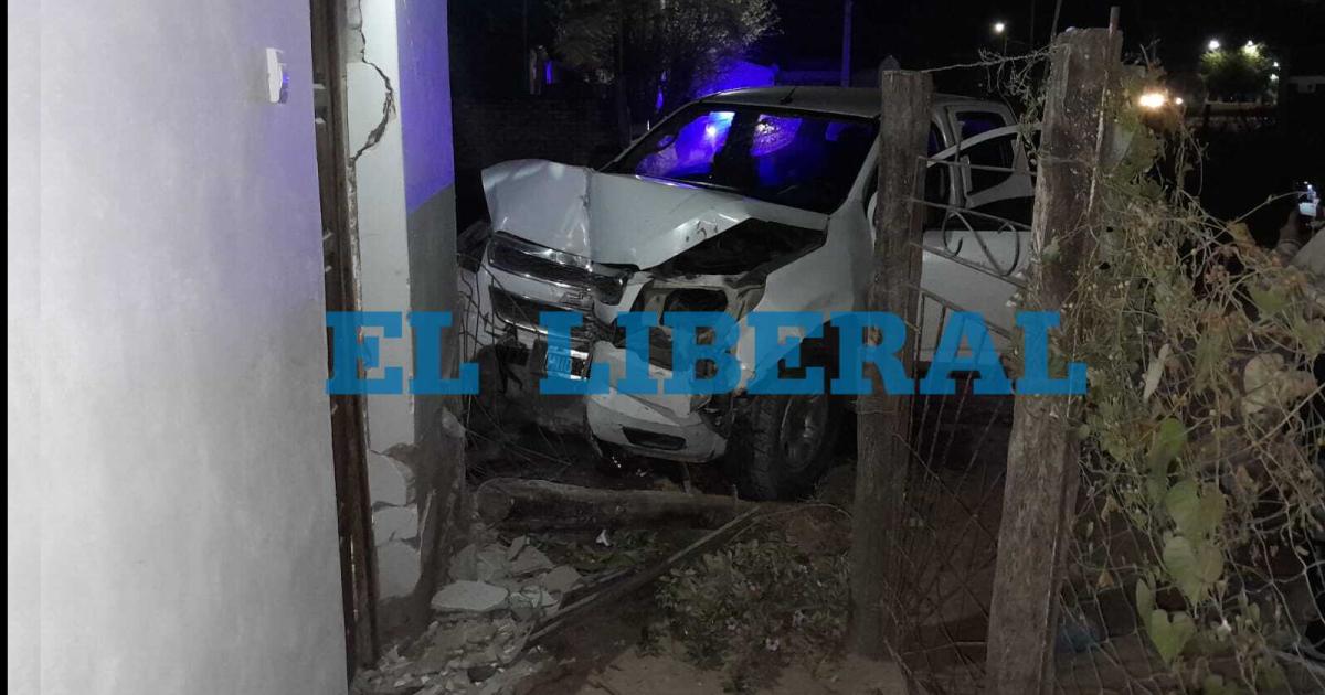 Saliacutean de un boliche perdieron el control de la camioneta y chocaron contra una vivienda