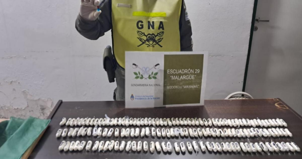 Patrulla de gendarmes halloacute 184 caacutepsulas de cocaiacutena ocultas en una valija con doble fondo