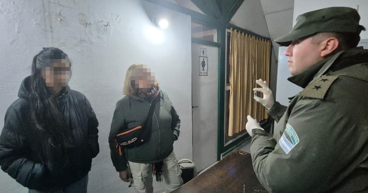 Patrulla de gendarmes halloacute 184 caacutepsulas de cocaiacutena ocultas en una valija con doble fondo
