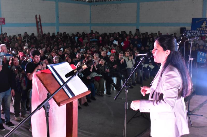 Yanina Iturre lanzoacute su candidatura en Fernaacutendez acompantildeada de Araujo Nicolai e intendentes y comisionados 