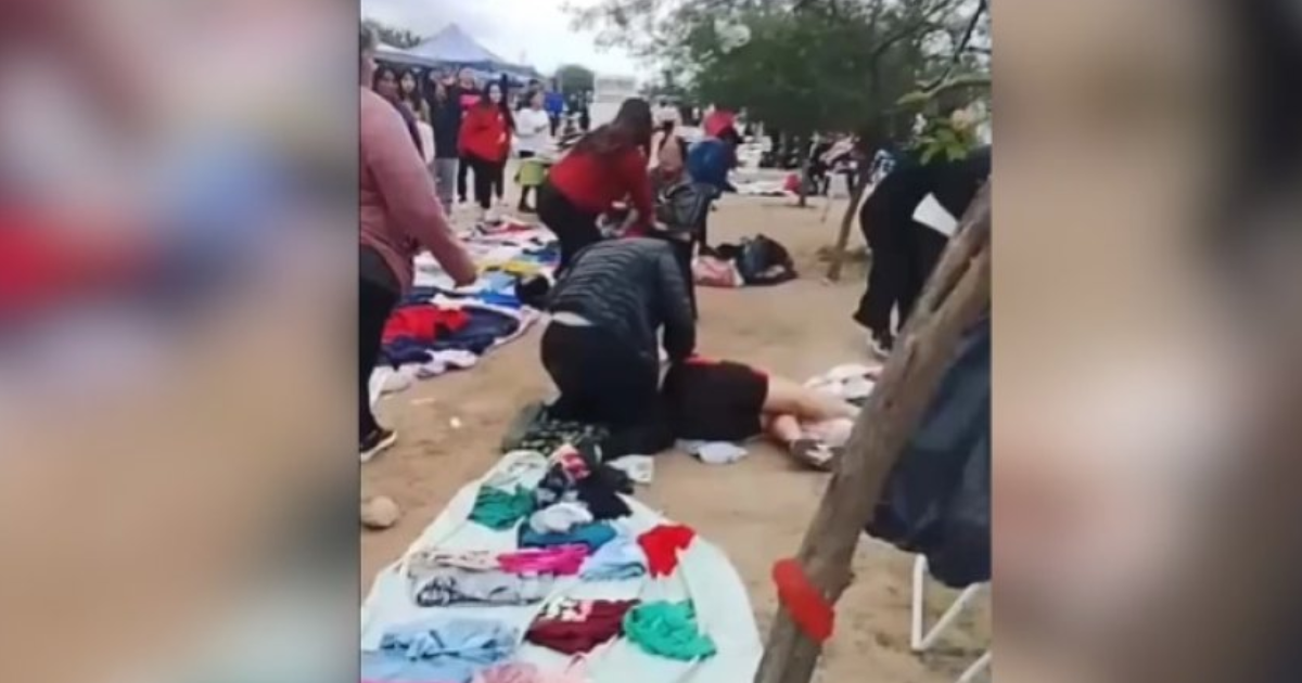Mujeres se trenzaron a golpes por un lugar en la feria del Bdeg Siglo XXI