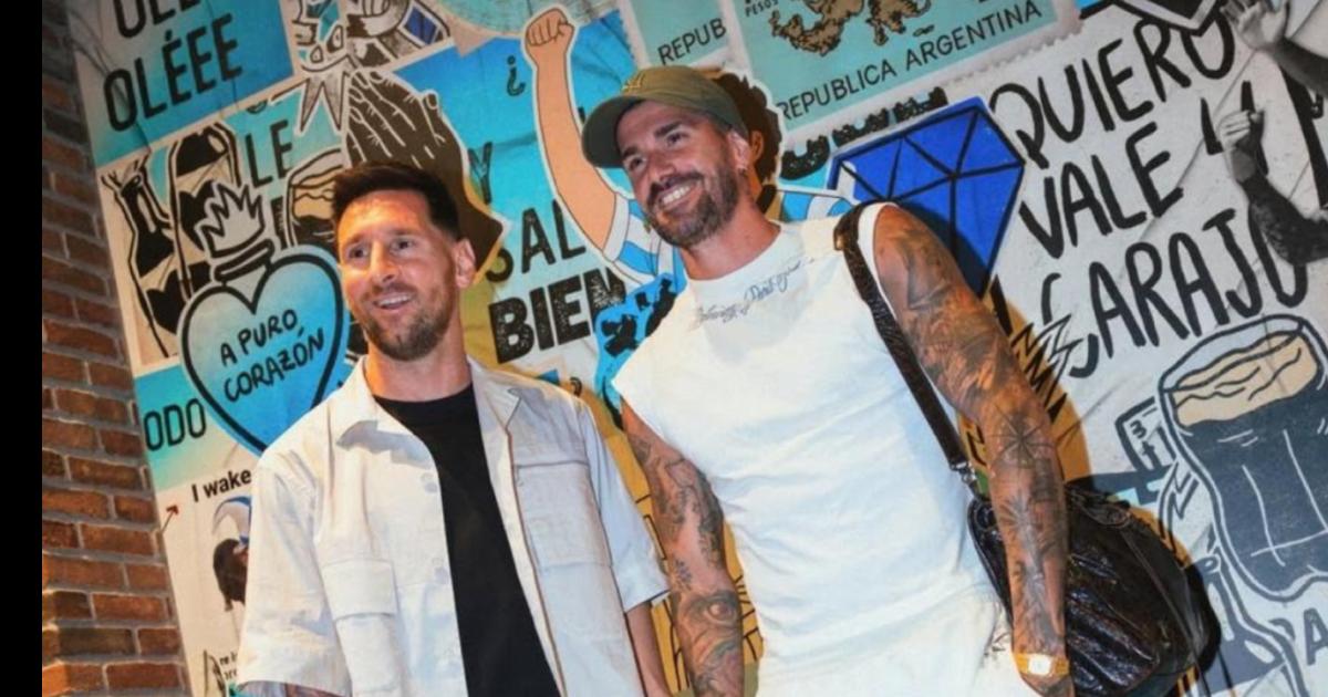 El campeoacuten del mundo ya estaacute en Kansas con Messi que carga una lesioacuten