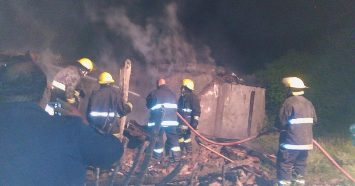 Un padre y su hijo terminaron internados tras inhalar humo