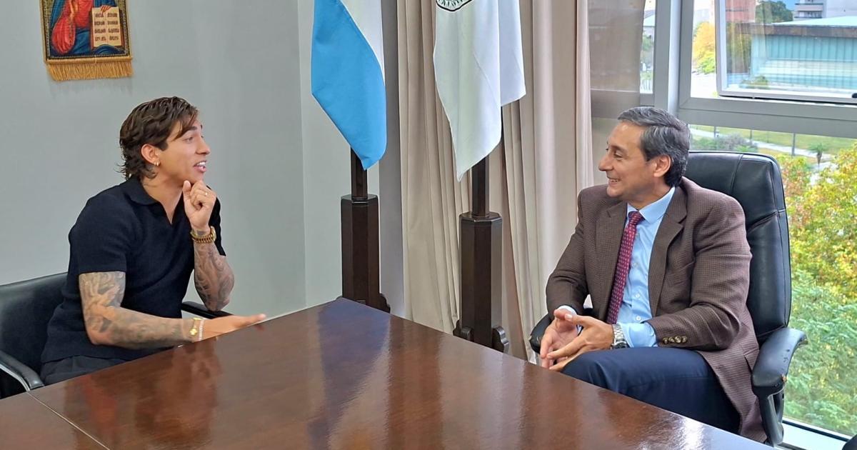 Silva Neder entregoacute una distincioacuten al futbolista santiaguentildeo Maher Carrizo por su destacada trayectoria internacional