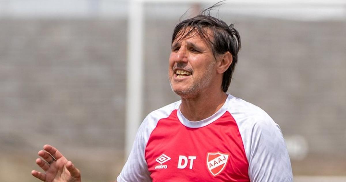 Nicolaacutes Diez el candidato para dirigir a Racing 