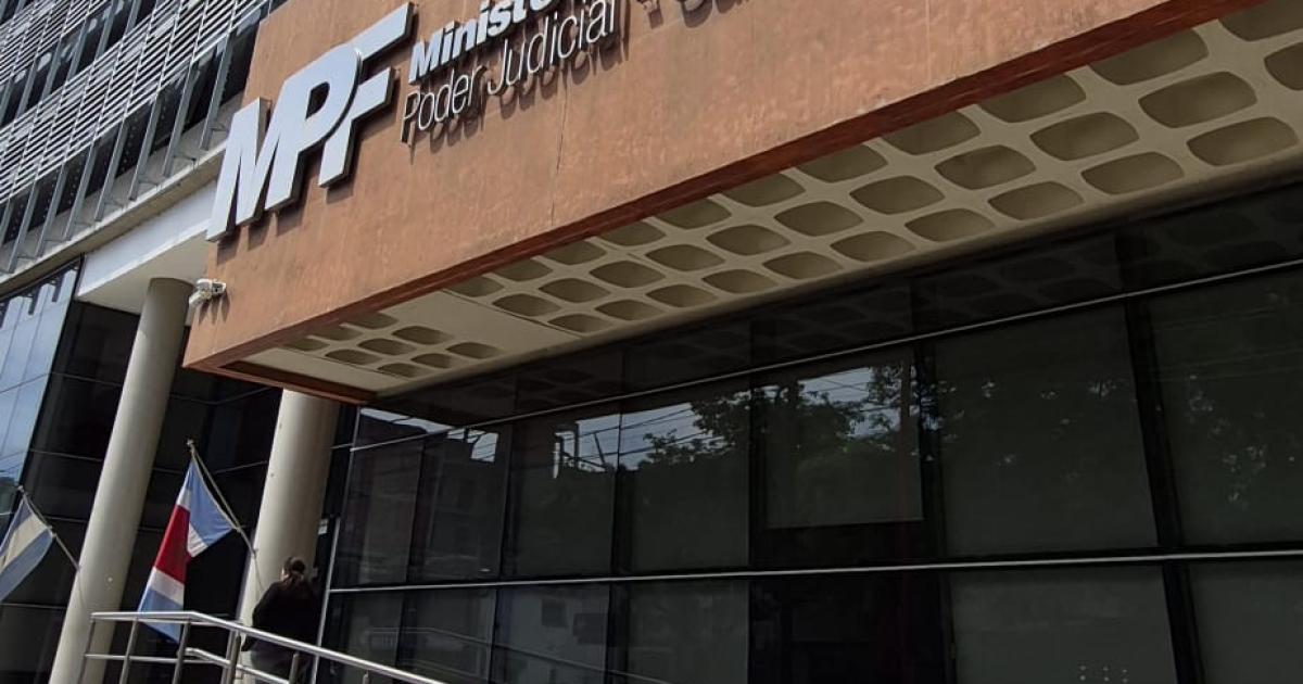Con la plancha se defendioacute de un casi algo que tratoacute de golpearla y encerrarla en su propia casa