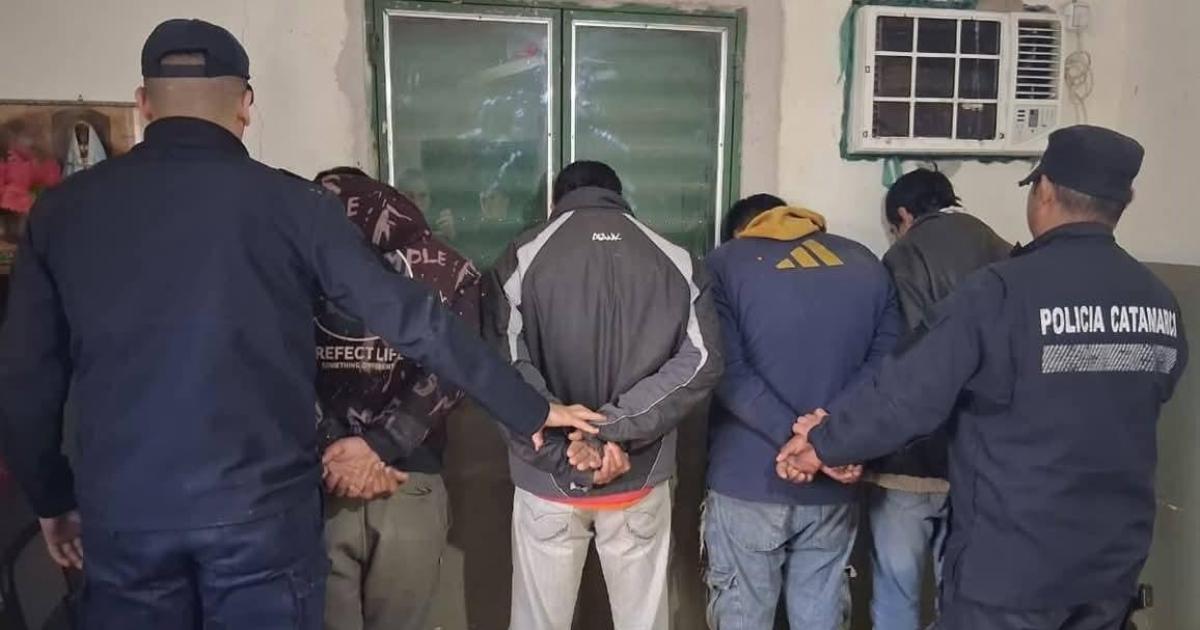 Catamarca- seis santiaguentildeos demorados en dos procedimientos