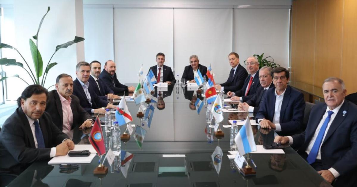 El gobernador Eliacuteas Suaacuterez participoacute de la 23ordf Asamblea del Consejo Regional del Norte Grande