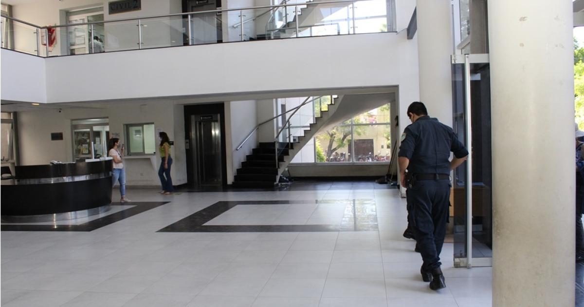 Un policiacutea agredioacute a un joven y ahora deberaacute cumplir con un reacutegimen de conducta