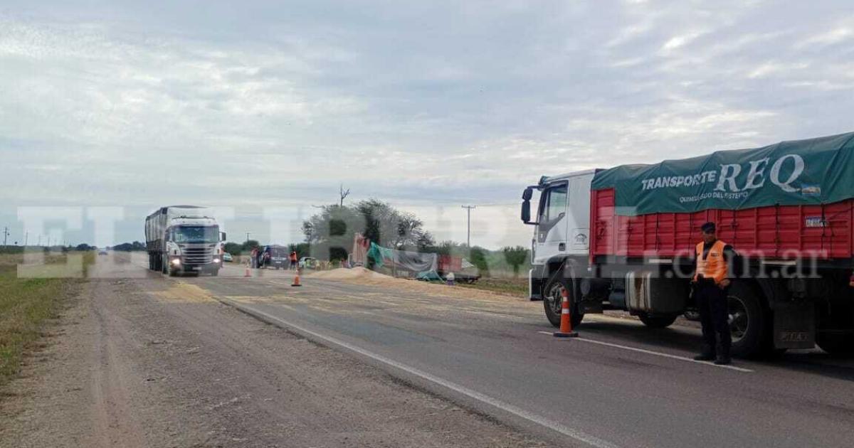 Mantildeana de demoras y nerviosismo en Ruta 34 por el espectacular vuelco de un camioacuten cargado con soja
