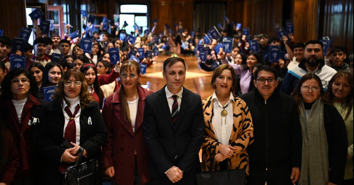 El Jefe de Gabinete recibioacute a alumnos de los departamentos Taboada Moreno y Avellaneda