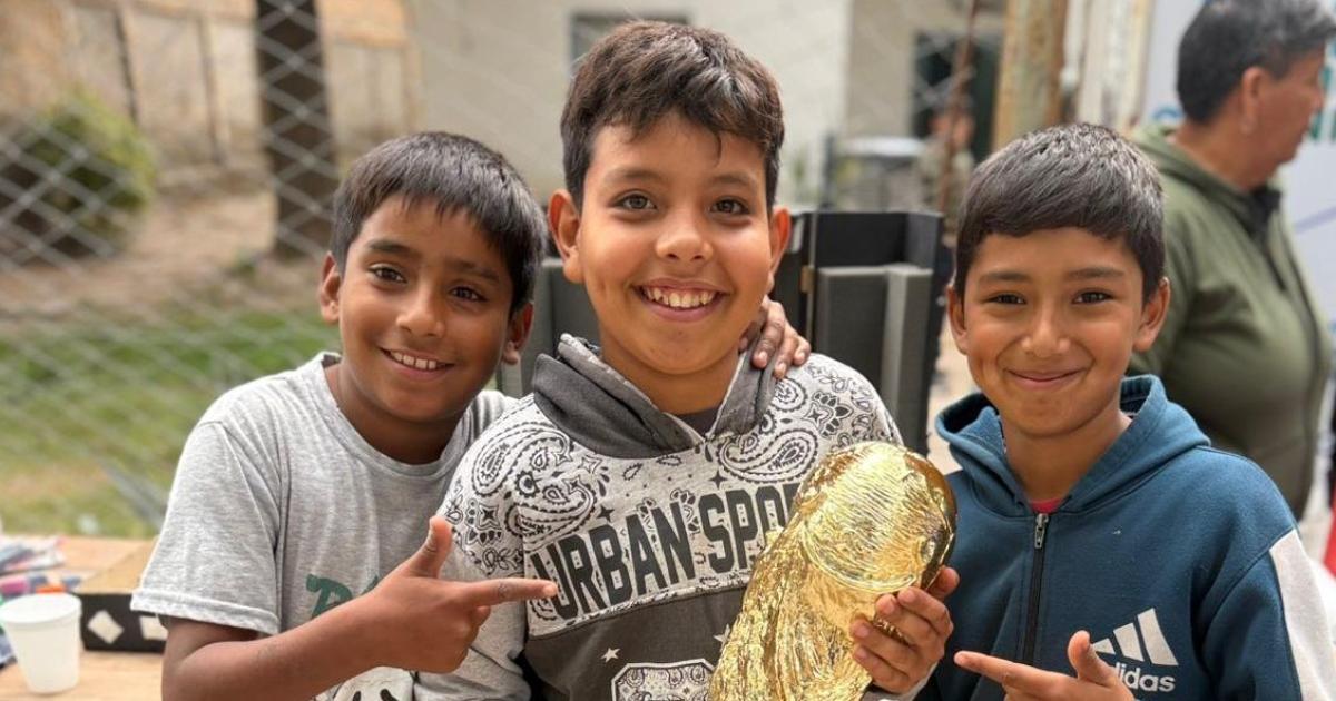 La Copa del Mundo visitoacute a vecinos del Bordm Tabla Redonda