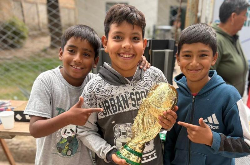 La Copa del Mundo visitoacute a vecinos del Bordm Tabla Redonda