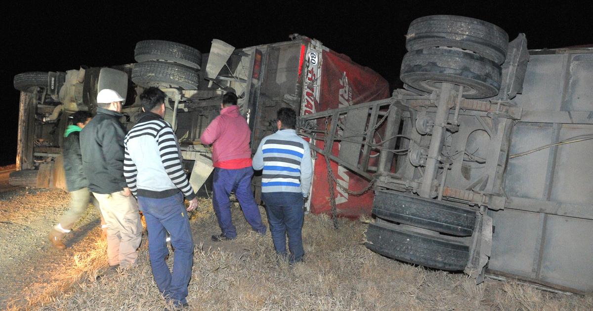 Impresionante vuelco- un camioacuten sojero quedoacute atravesado y cortoacute la Ruta 34