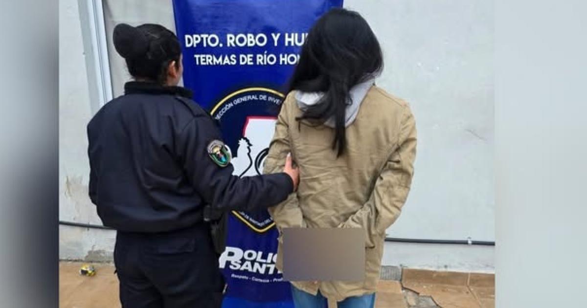 Cae joven acusada de arrebatarle 600 mil a una turista de 81 antildeos