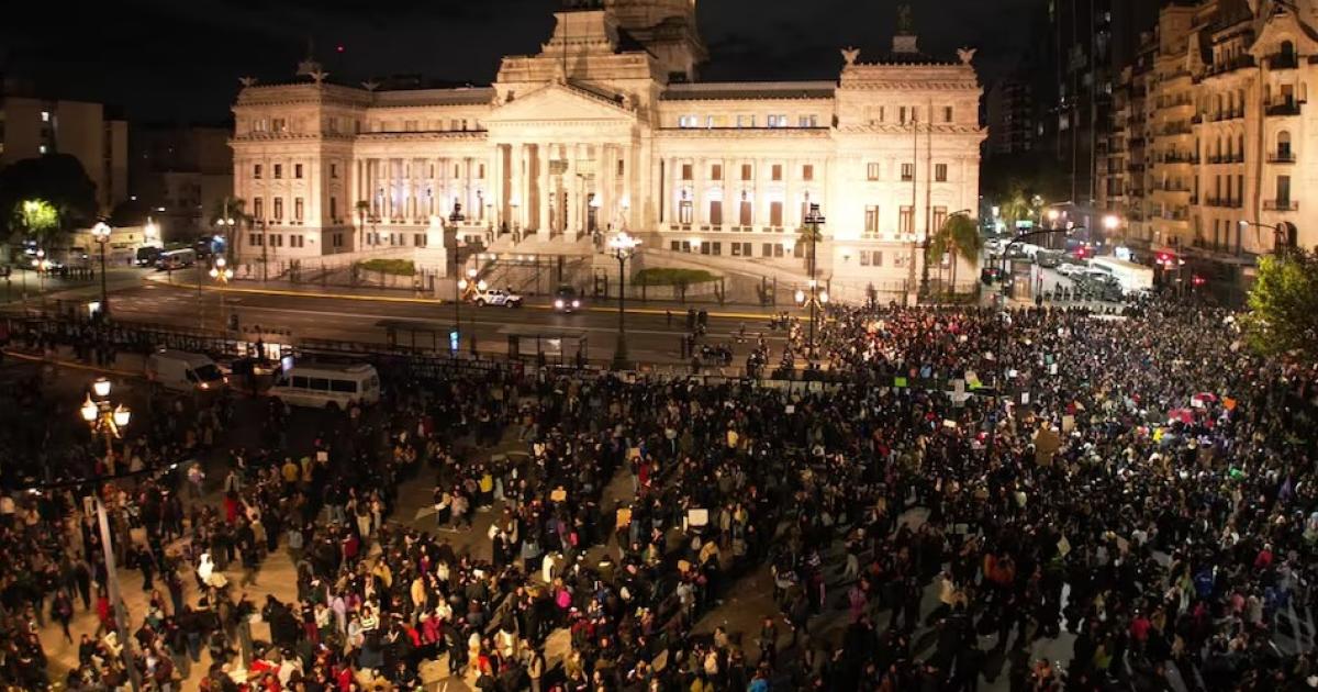 Con duras criacuteticas al Gobierno una multitud de mujeres marchoacute contra la violencia de geacutenero