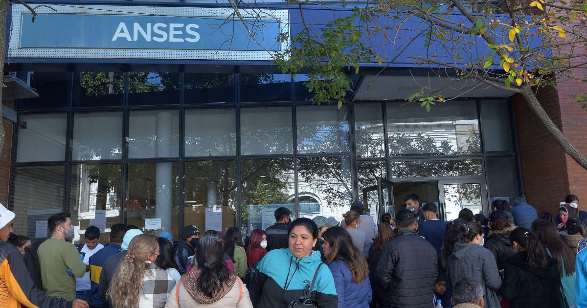 ANSES confirmoacute los montos de junio- cuaacutento cobran AUH jubilados y beneficiarios de planes 