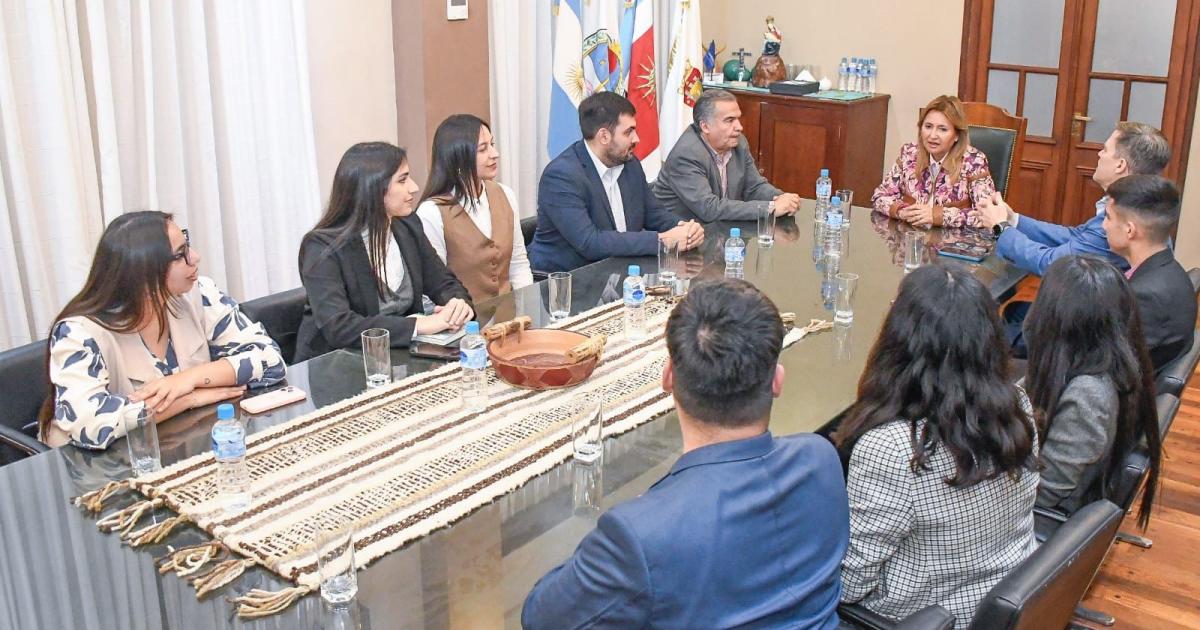 La intendente Fuentes recibioacute a joacutevenes abogados que brindaraacuten asesoramiento juriacutedico en los Caps