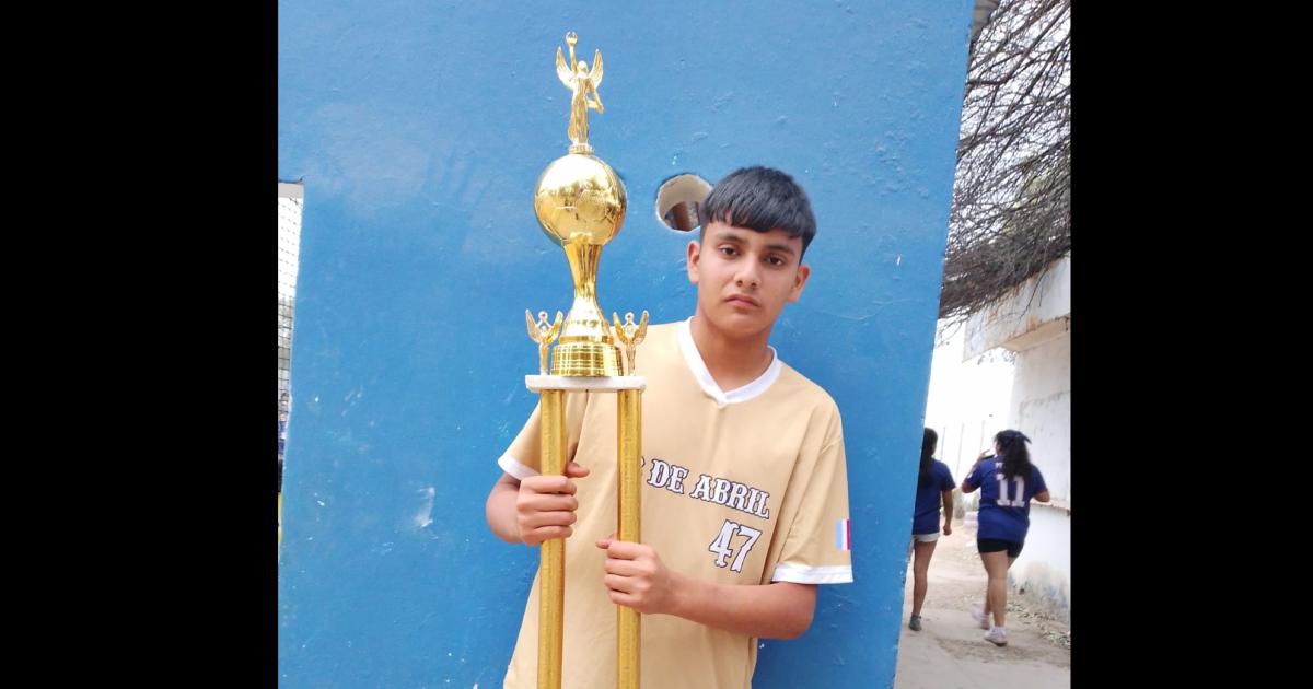 Es santiaguentildeo tiene 15 antildeos ya juega en Primera y suentildea con la Seleccioacuten Argentina de soacuteftbol
