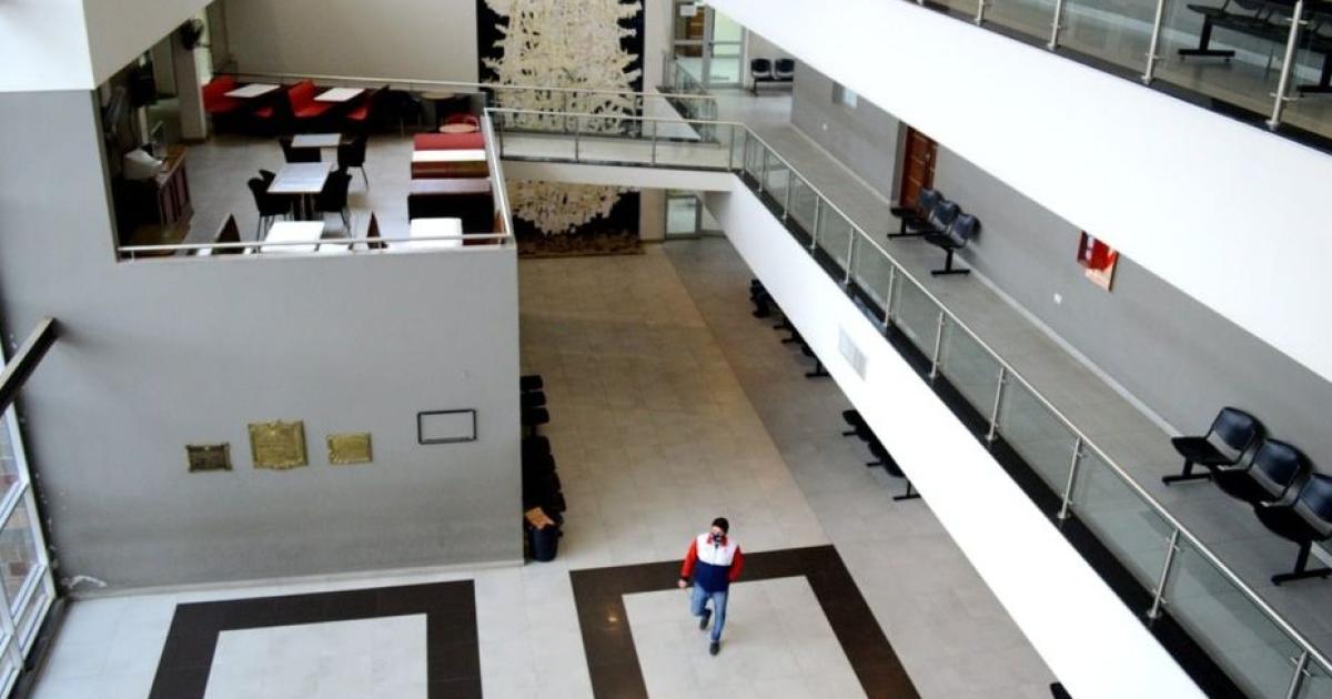 Asesinoacute a cuchilladas a su primo por derramar un vaso de vino 