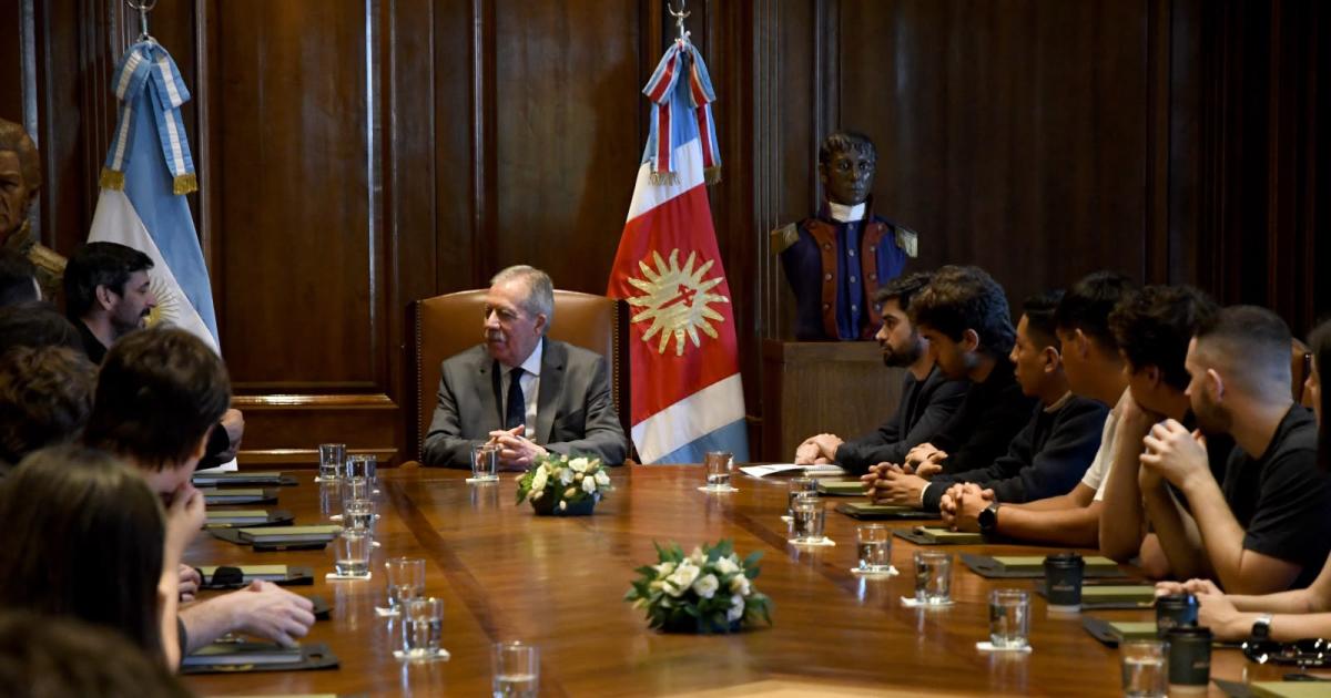 Eliacuteas Suaacuterez recibioacute a joacutevenes dirigentes de todo el paiacutes en Casa de Gobierno