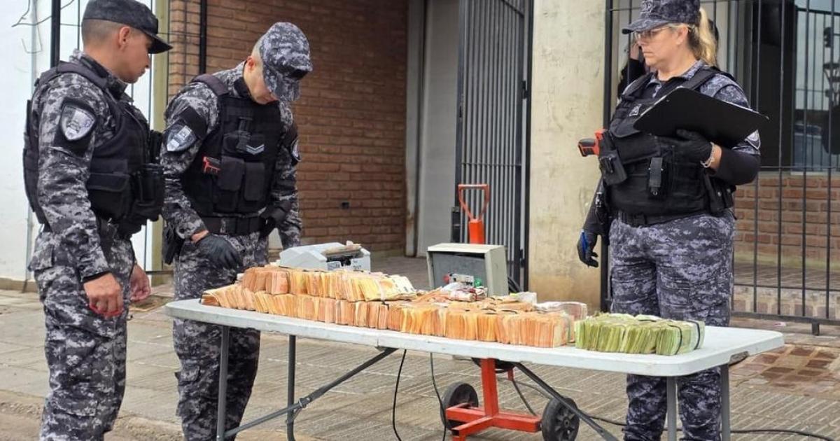 Detienen a dos cuidacoches con maacutes de 110 millones en efectivo y doacutelares en Coacuterdoba