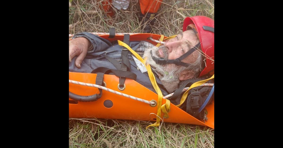 Encontraron con vida a un hombre de 72 antildeos que estuvo dos diacuteas perdido en el monte
