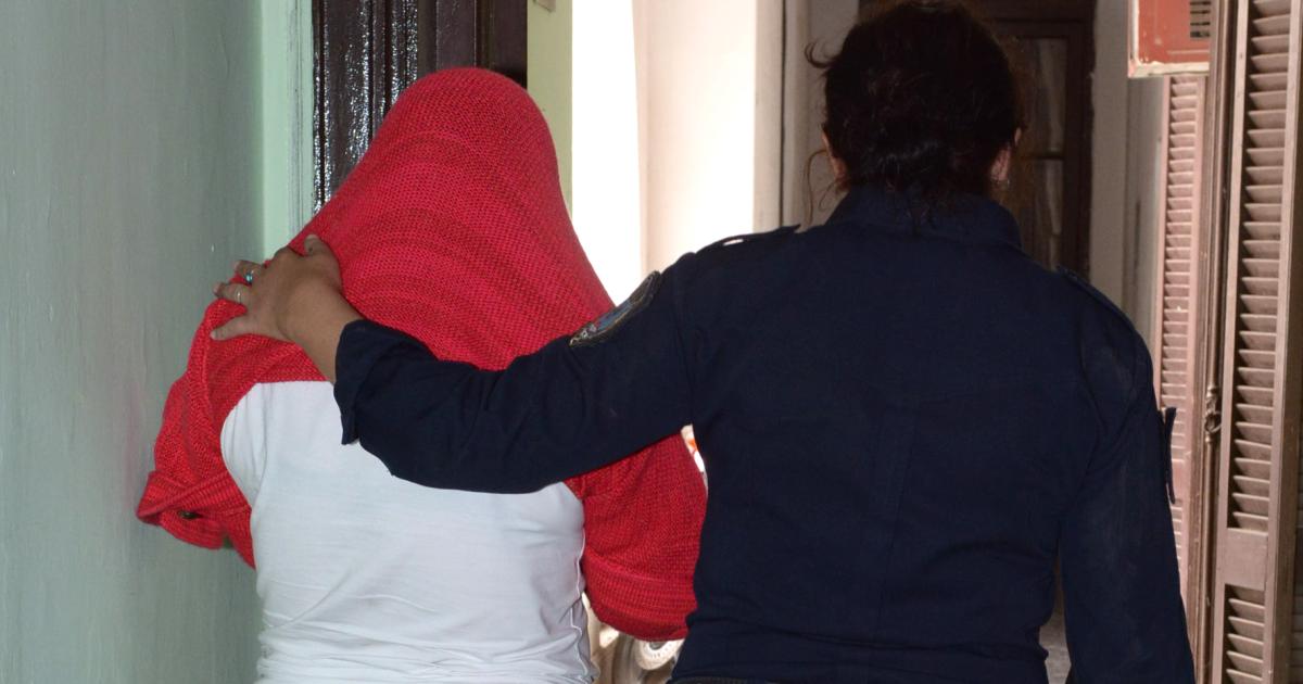 Eacutel la acusoacute de infiel ella lo atacoacute y amenazoacute de muerte- quedoacute detenida