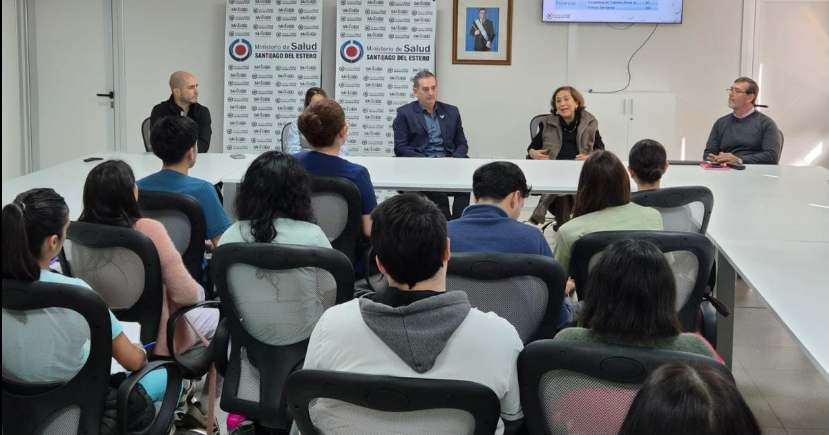 Estudiantes de la UCSE con autoridades de Salud 