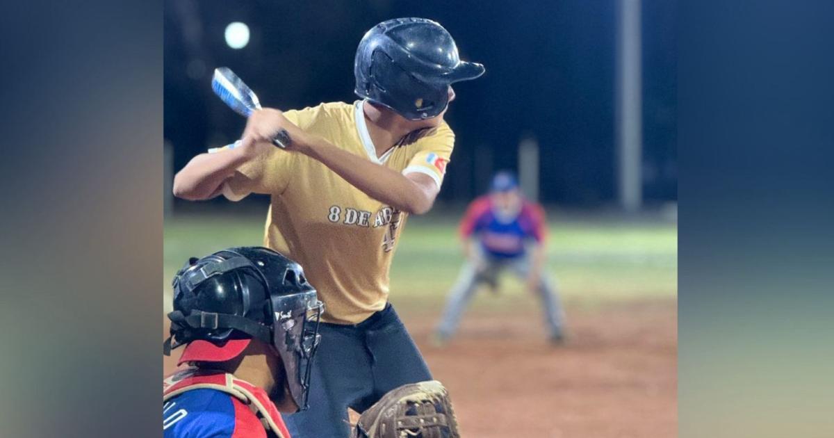 Es santiaguentildeo tiene 15 antildeos ya juega en Primera y suentildea con la Seleccioacuten Argentina de soacuteftbol