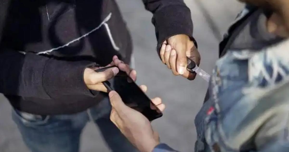 Dos motochorros le colocaron un cuchillo en el cuello a un joven y lo asaltaron