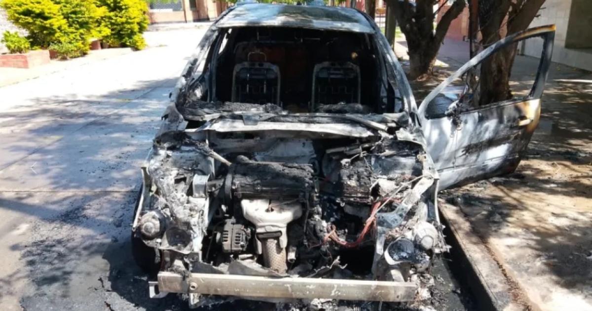 Un automoacutevil fue consumido por completo por las llamas y la conductora salioacute ilesa