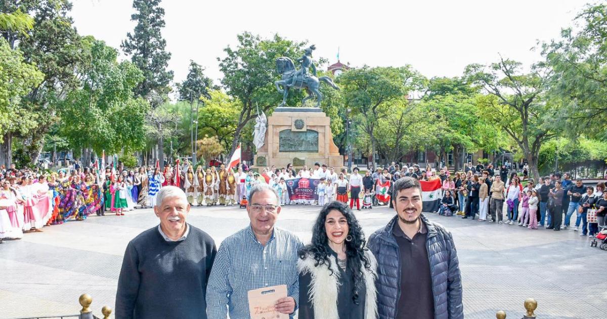 Colectividades de distintos paiacuteses mostraron su identidad en el corazoacuten de la ciudad