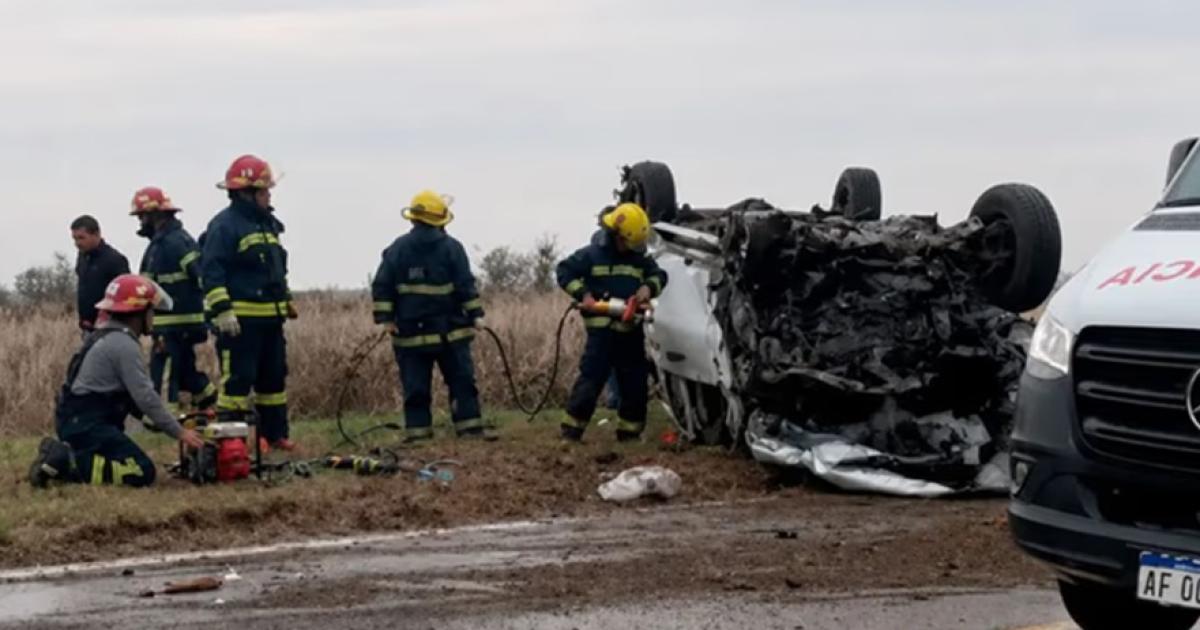 Un choque frontal entre una camioneta y un auto dejoacute cuatro muertos 