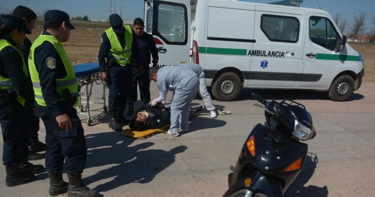 Un motociclista en contramano y alcoholizado sufrioacute lesiones tras derrapar