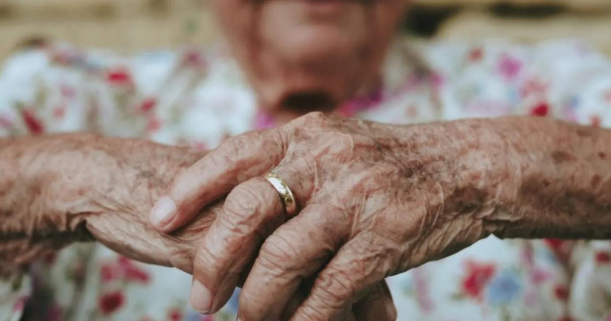 Le arrebataron la jubilacioacuten a una abuela mientras compraba un celular