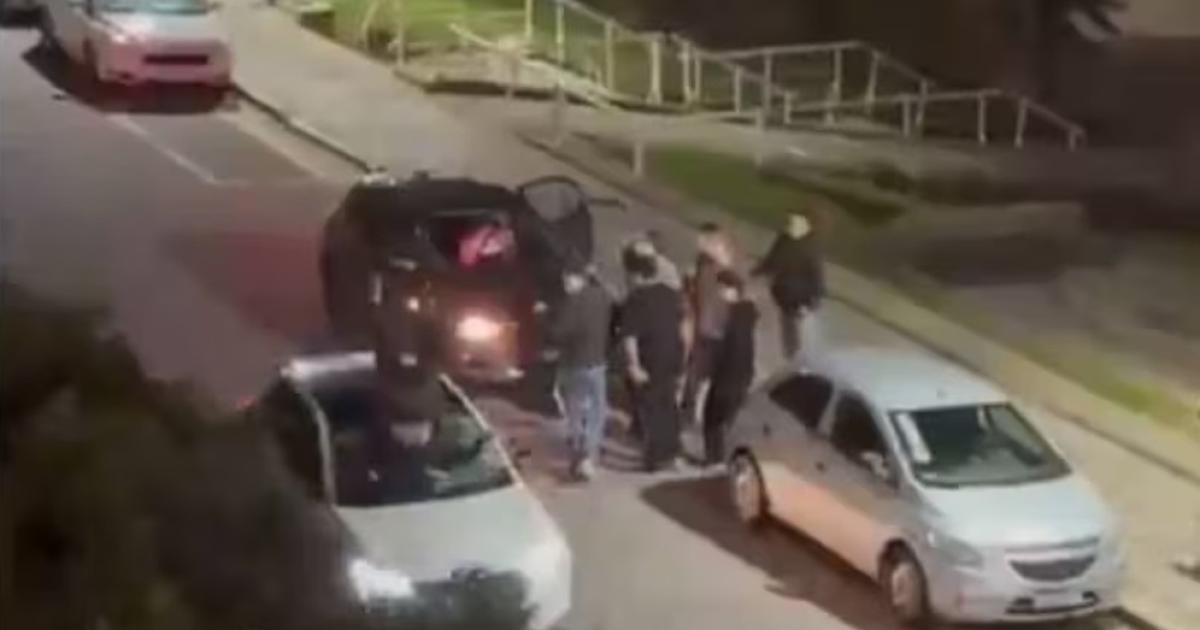 Lo empujaron durante una pelea y terminoacute debajo de un auto