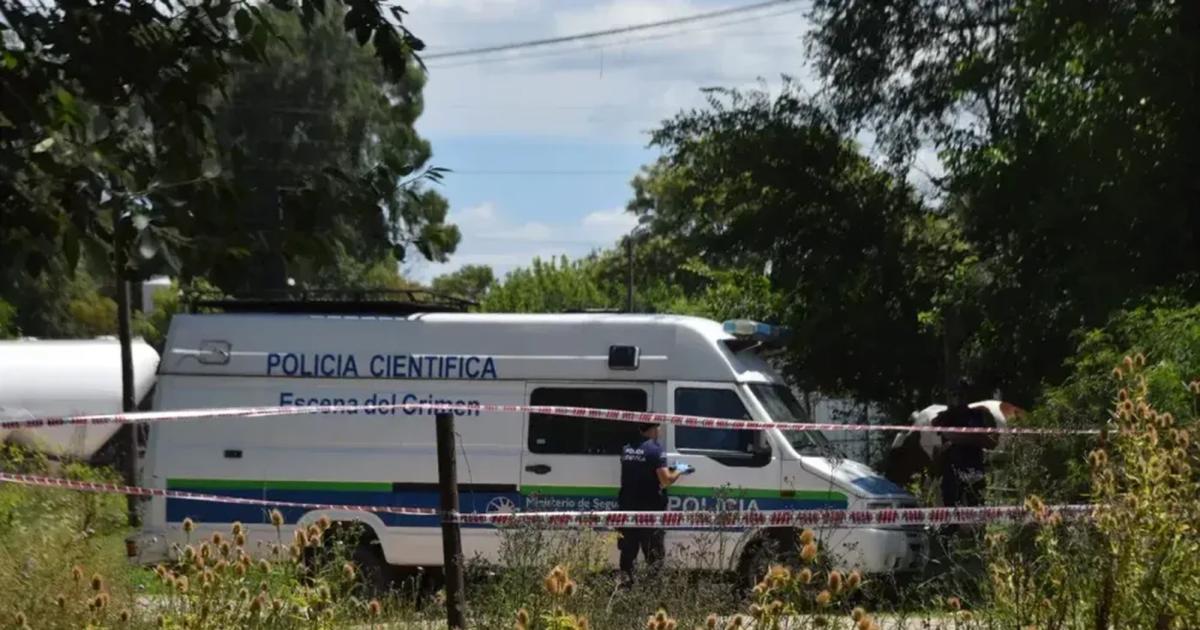 Hallan a un hombre muerto entre pastizales y sospechan de un crimen