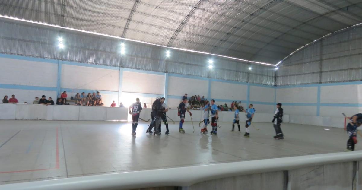 Sportivo estrenoacute cancha de hockey sobre patines