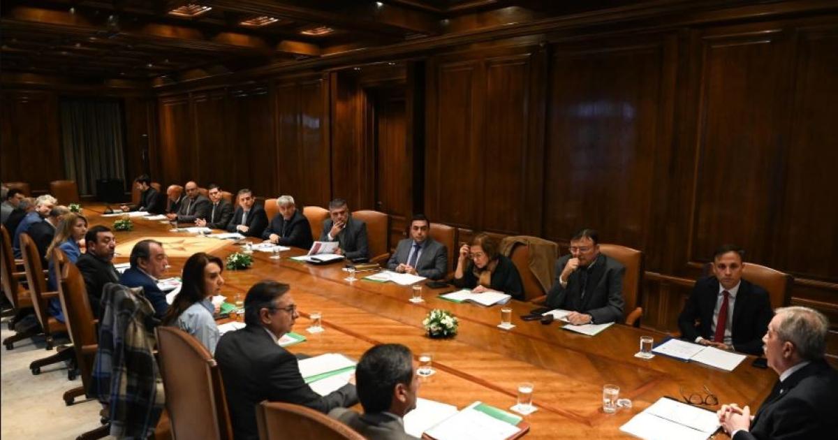 El gobernador Eliacuteas Suaacuterez encabezoacute una importante reunioacuten de Gabinete