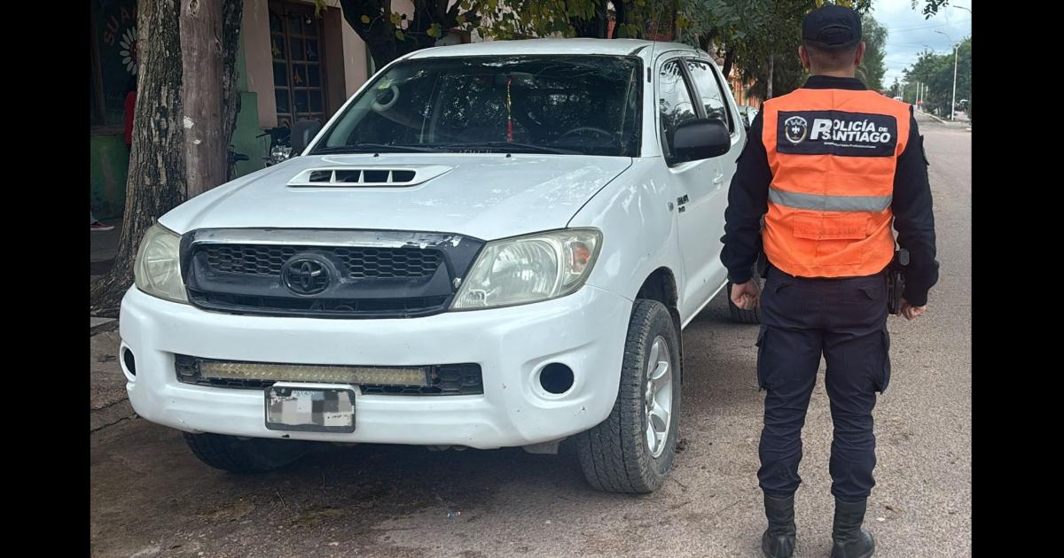 Policiacuteas recuperan en Santiago una camioneta sustraiacuteda en Coacuterdoba