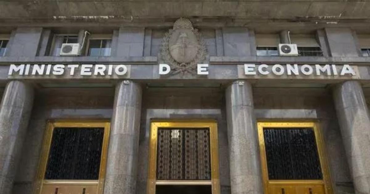 Amenaza de bomba en el Ministerio de Economiacutea- evacuaron el edificio y desplegaron un amplio operativo de seguridad