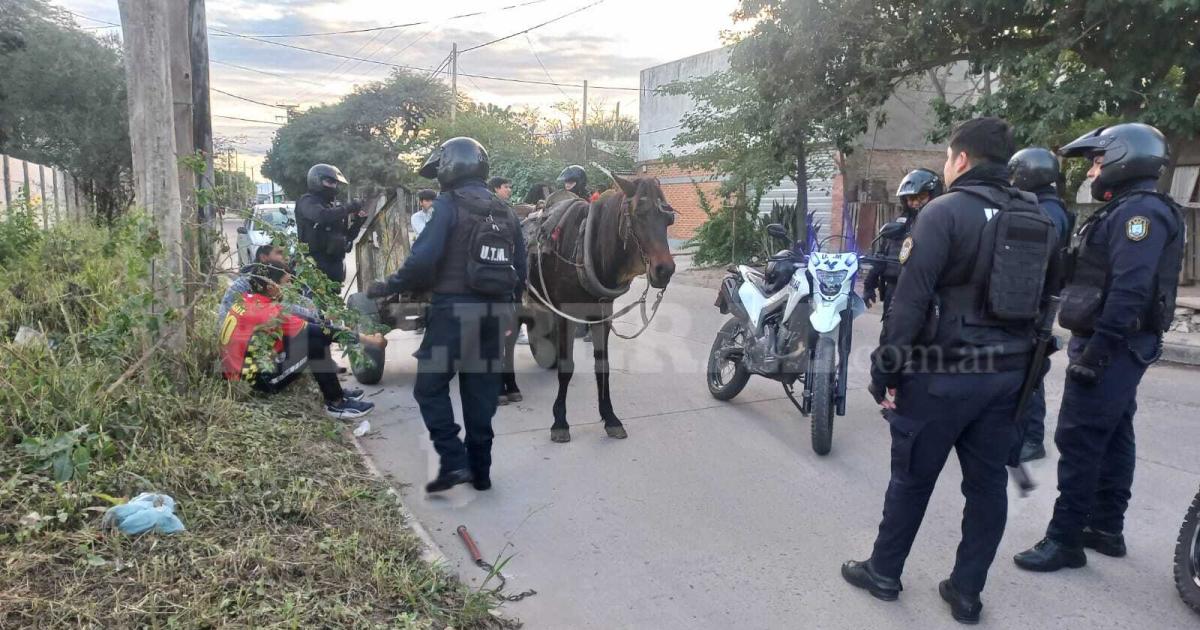 Tensioacuten en Bordm Islas Malvinas- vecino intentoacute atrapar a dos delincuentes y terminoacute amenazado con un machete