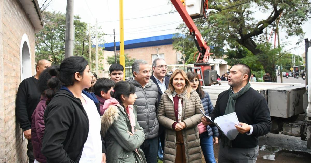 La intendente Fuentes supervisoacute la instalacioacuten de nuevos semaacuteforos sobre la avenida Belgrano en el barrio Huaico Hondo