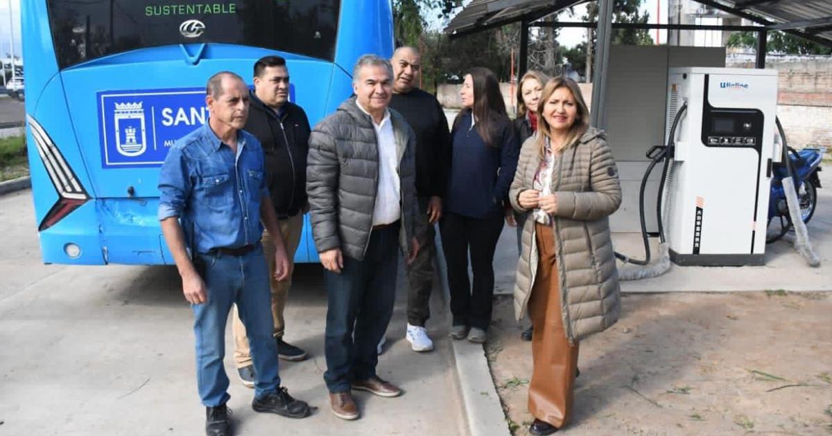 La intendente Fuentes recorrioacute la estacioacuten de carga de la liacutenea de colectivos eleacutectricos