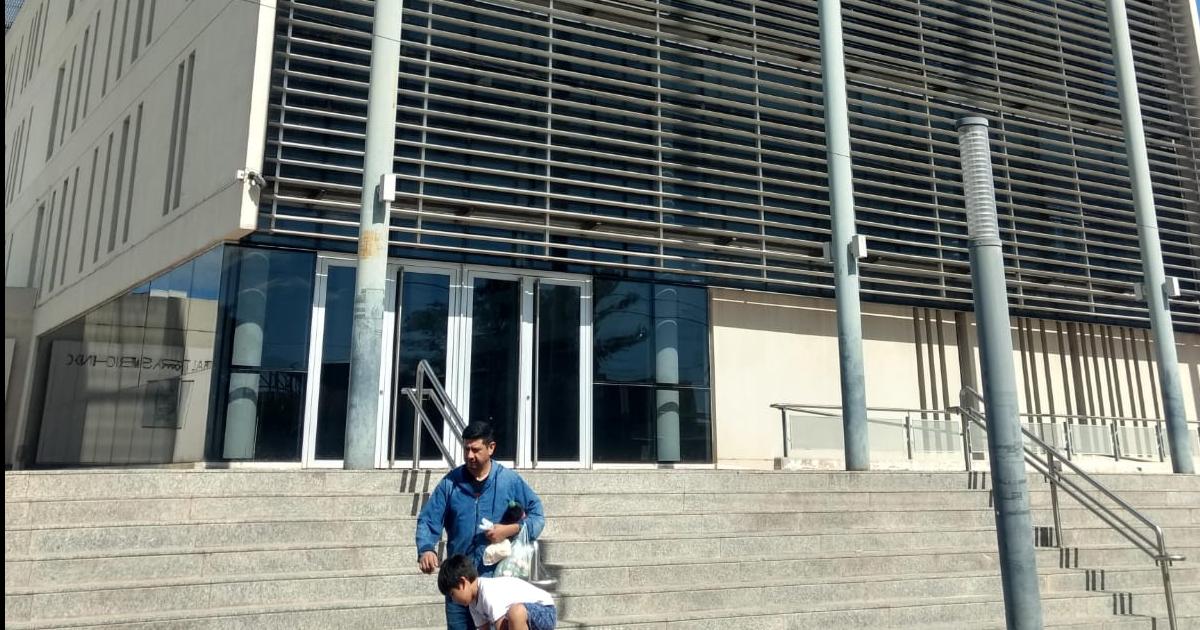 Sargento de policiacutea amenazoacute con su arma a una familia