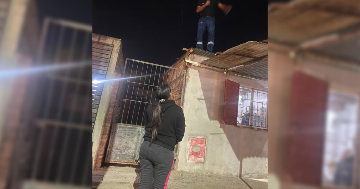 Barrio Siglo XXI- la Policiacutea rescatoacute a un hombre que intentaba atentar contra su vida