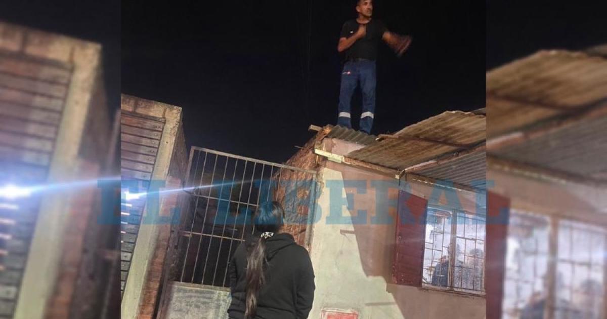 Barrio Siglo XXI- la Policiacutea rescatoacute a un hombre que intentaba atentar contra su vida