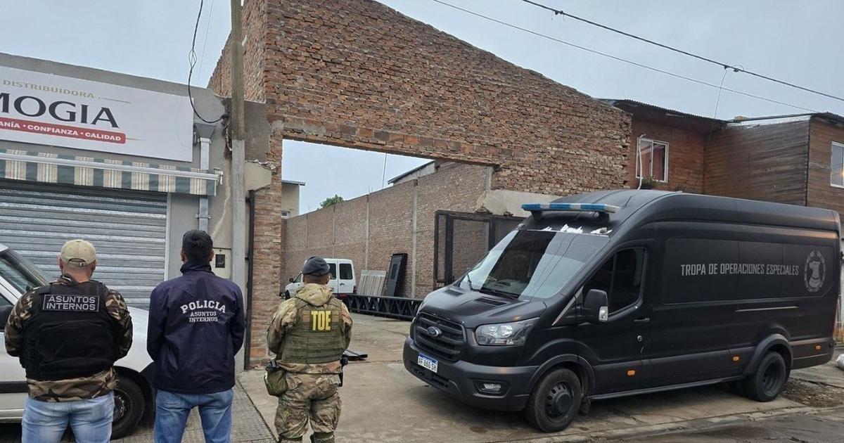 Cayeron tres personas con cocaiacutena y armas en Santa Fe- dos de los detenidos son policiacuteas